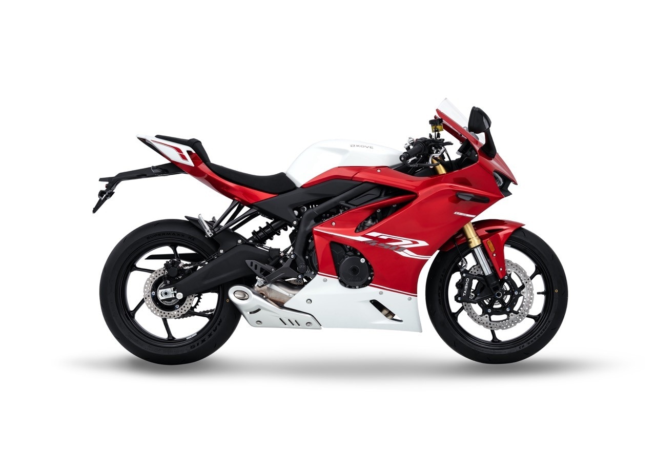 <div class='descrGalleryTitle'>KOVE 450 RR PRO</div><div class='descrGalleryText'><p>Lei è senz’altro la più piccante del lotto, e si va a inserire in una fetta di mercato che non esisterebbe, non fosse per la <b>Kawasaki Ninja 400</b> arrivata di recente. Una<b> sportiva di piccola cilindrata</b>, 443 cc, ma non la classica proposta per diciottenni neopatentati: lei è una bestiolina a 4 cilindri in linea che eroga <b>70 cavalli alla bellezza di 13.000 giri</b>. Un’arma da pista divertente anche per gli esperti. Il cambio è a 6 marce e la velocità di punta dichiarata è di 220 km/h.&nbsp;</p>
<p>Il telaio è in tubi d’acciaio abbinato a forcellone in alluminio; all’avantreno c’è una <b>forcella Kayaba</b> da 41 mm rovesciata completamente regolabile, così come il mono, sempre Kayaba e completamente regolabile. I freni all’anteriore prevedono due dischi da 300 mm con <b>pinze Taisko a 4 pistoncini</b> ad attacco radiale. Il peso in ordine di marcia è di 165 kg.</p>
</div>